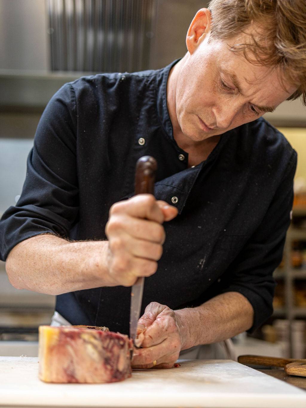 Portrait du Chef Pascal Bisson du restaurant Le Bouchon Normand au Havre, expert en cuisine bistronomique et produits de région.