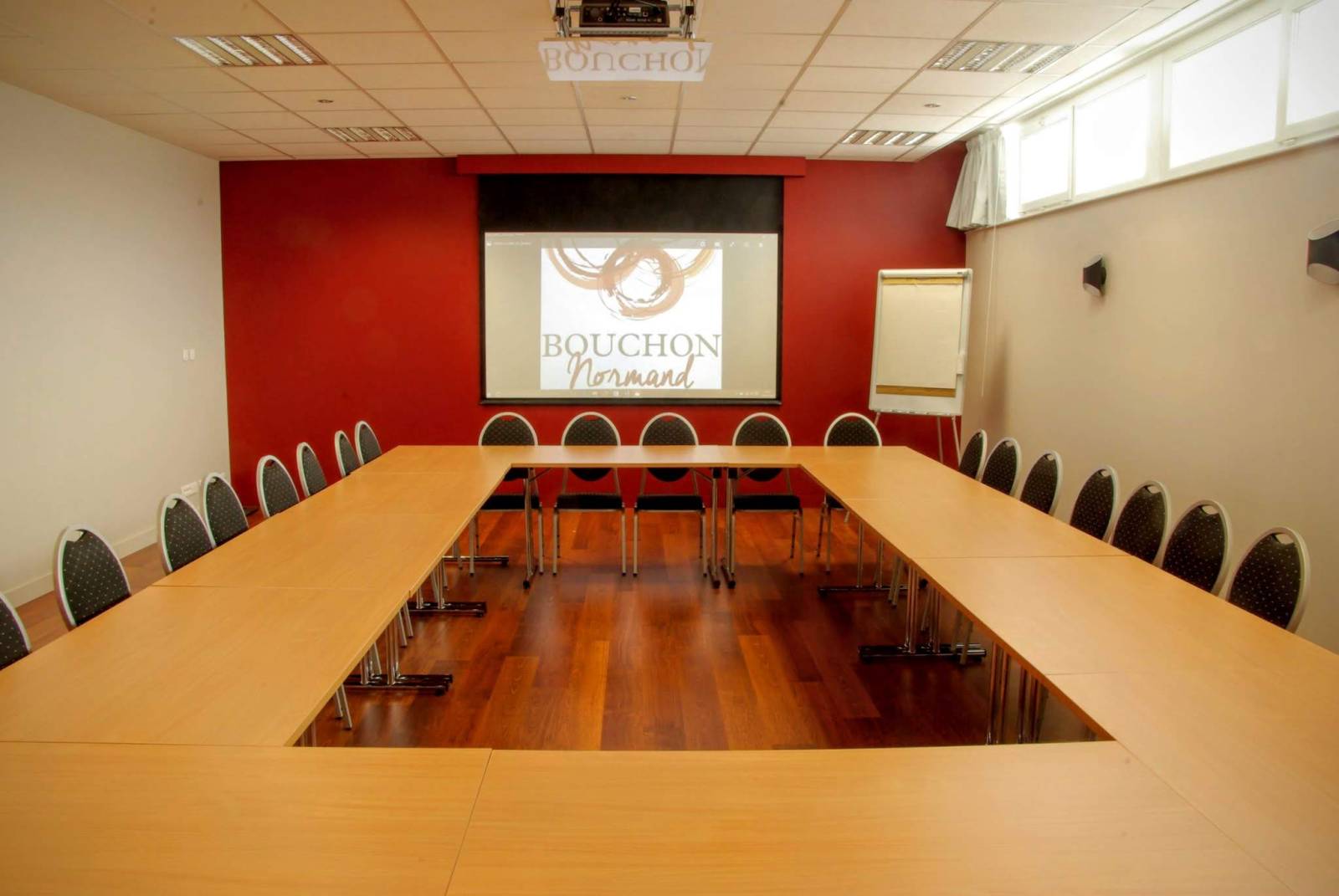 Notre salle séminaire de 57m², un cadre professionnel et gourmand pour vos réunions, déjeuners et dîners d'affaires au centre-ville du Havre.