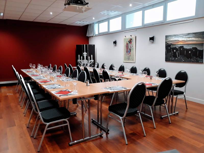 Repas de famille ou baptême : configuration de tables rondes dans une salle privée de grande capacité au Bouchon Normand.