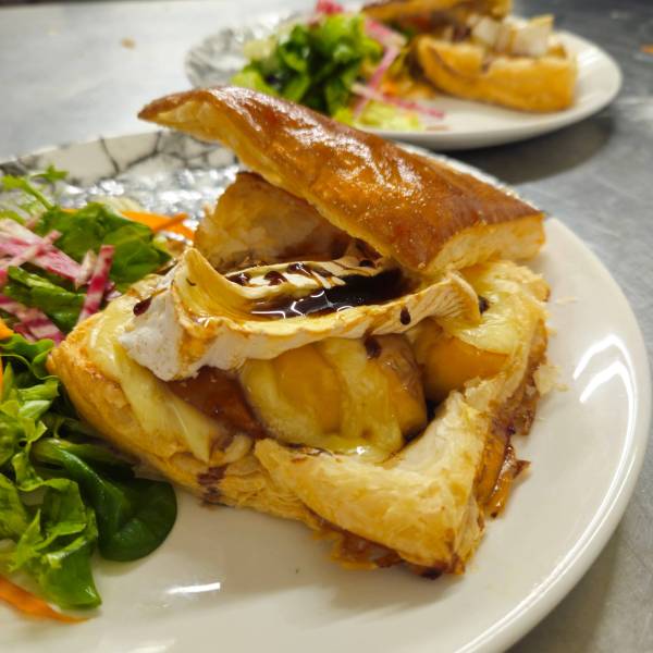 Feuilleté de pommes tatin gratiné au Pont-l'Évêque, entrée chaude du terroir normand au Bouchon Normand