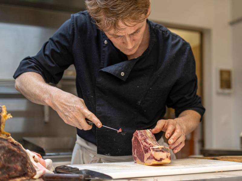 La Côte de Bœuf (1kg env) du Bouchon Normand. Un bœuf maturée 6 à 12 semaines, la pièce maîtresse à partager pour les vrais passionnés de viande au Havre.