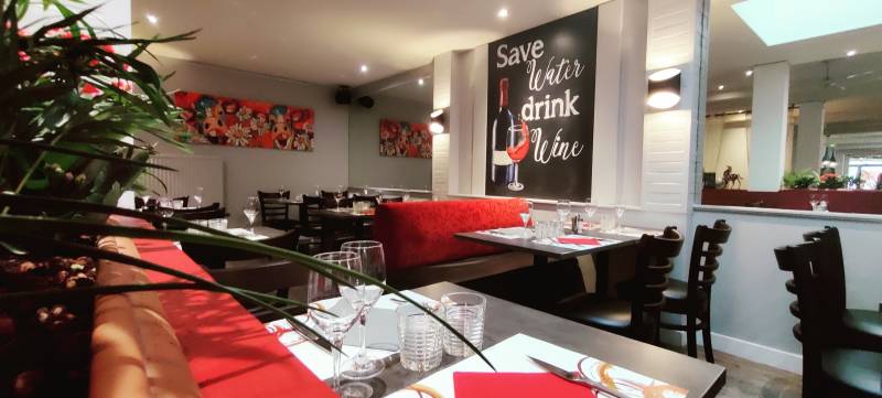 Grande salle de restaurant privatisable au Havre pour repas de groupe, capable d'accueillir jusqu'à 160 personnes pour un cocktail