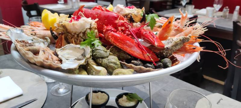 Plateau de fruits de mer et homard breton de notre vivier, restaurant Le Bouchon Normand, ultra-fraîcheur des produits de la mer au Havre.