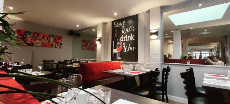 Une salle de restaurant cosy et conviviale