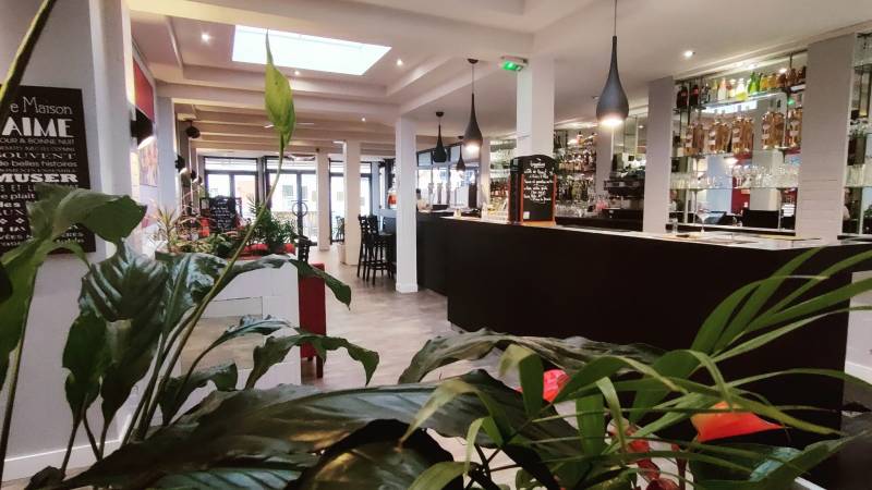 Une salle de restaurant cosy et conviviale